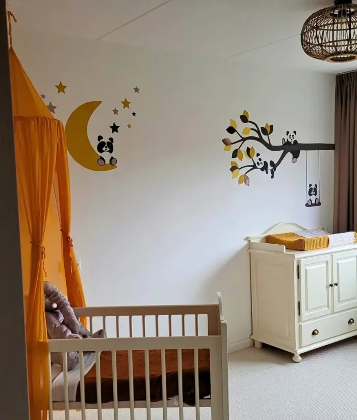 Okergele babykamer met panda behangstickers